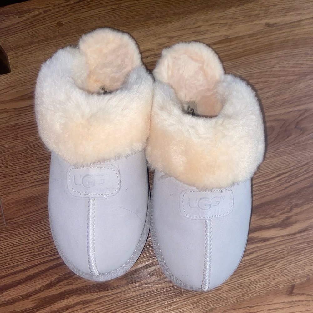 brand new never worn ugg slippers. Size 8.